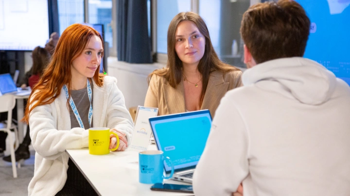 deux-femmes-un-homme-bureau